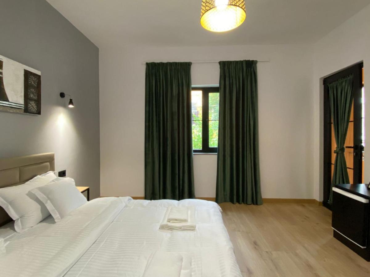 Vila Jasmine Hotel Tiranë Ngoại thất bức ảnh